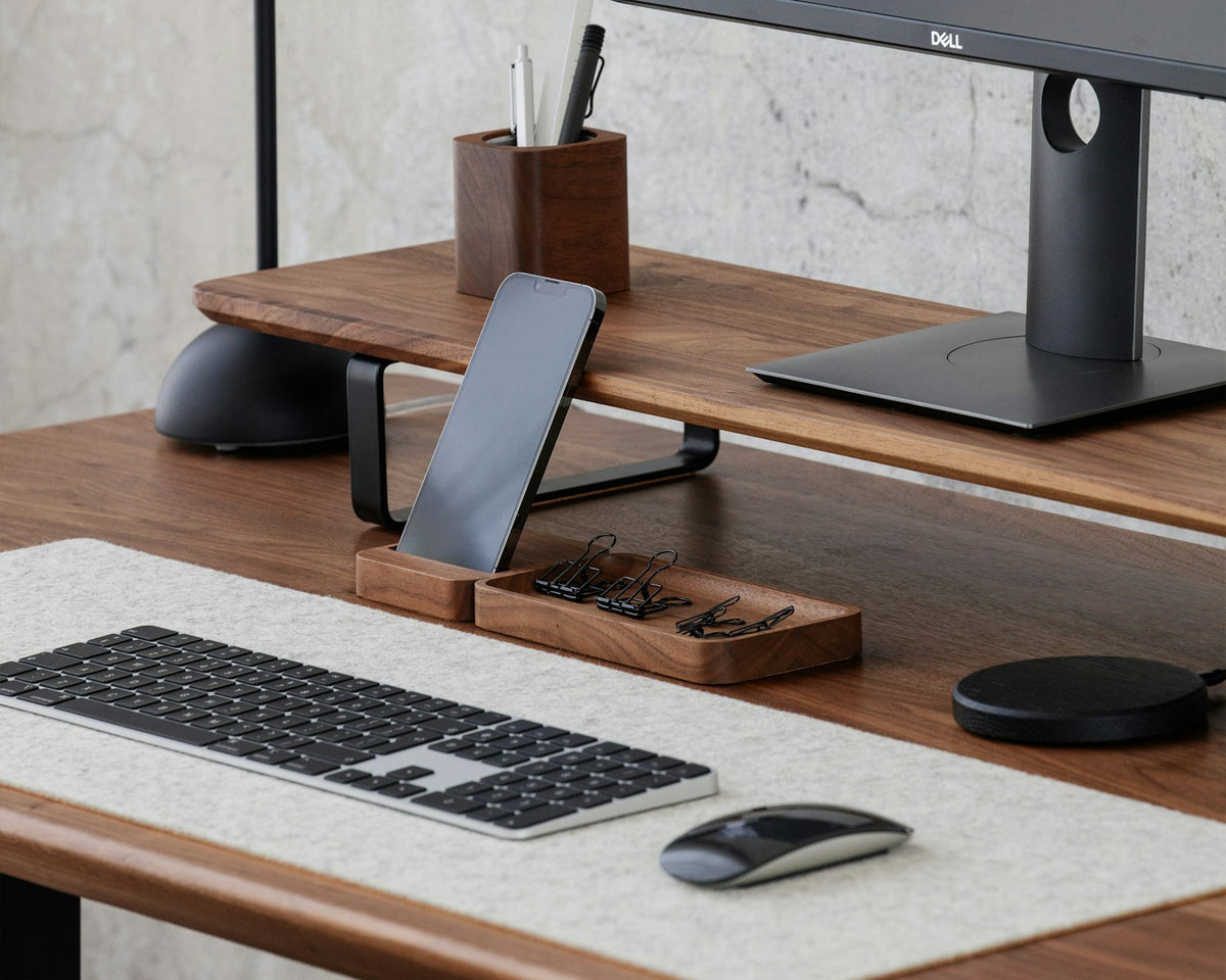 Sous-main en feutre sur un bureau en noyer, avec clavier et souris