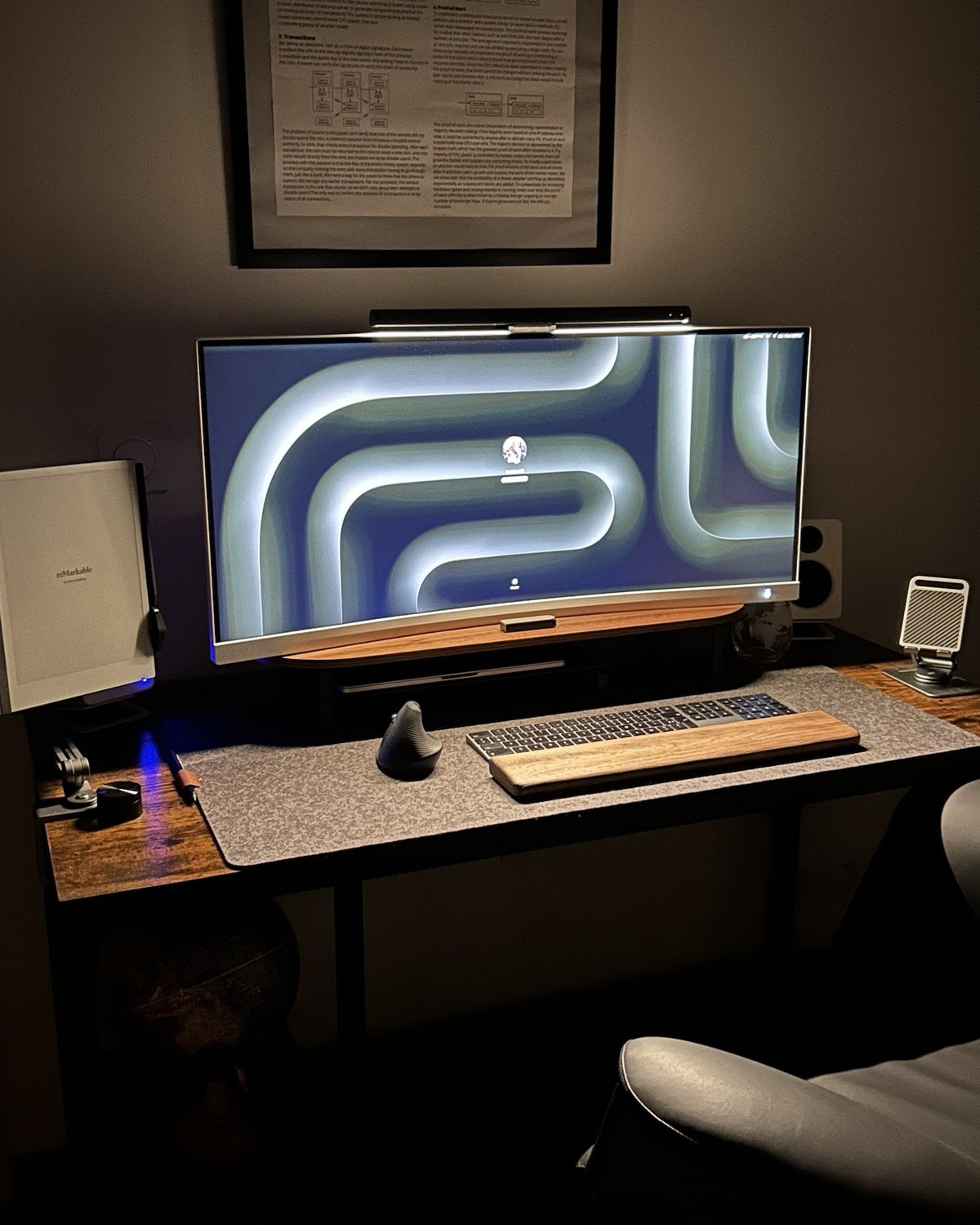 Bureau minimaliste avec écran ultra-large, sous-main Vellus en feutre, clavier et repose-poignet en bois